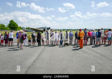 Besucher im Fly-in für den 25. Jahrestag der ersten Zweigstelle des Deutschen Museums in der Flugwerft in Schleißheim. [Automatisierte Übersetzung] Stockfoto