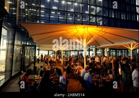 Feiernden Gäste bei der Preisverleihung des SZ-Talentiade 2019 in und vor der Süddeutschen Zeitung Hochhaus in Steinhausen. [Automatisierte Übersetzung] Stockfoto