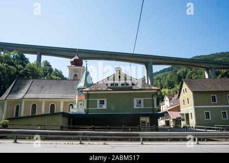 Der Autobahnbrücke der A 10 führt durch Kremsberg in Österreich. [Automatisierte Übersetzung] Stockfoto