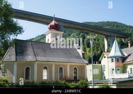 Der Autobahnbrücke der A 10 führt durch Kremsberg in Österreich. [Automatisierte Übersetzung] Stockfoto