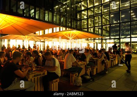 Feiernden Gäste bei der Preisverleihung des SZ-Talentiade 2019 in und vor der Süddeutschen Zeitung Hochhaus in Steinhausen. [Automatisierte Übersetzung] Stockfoto