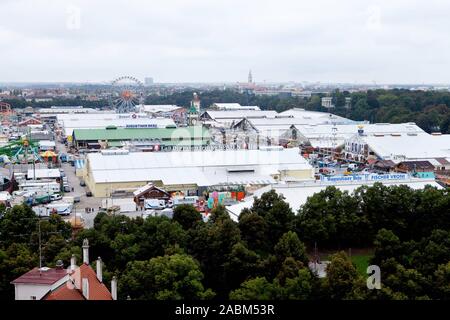 Blick vom Turm der Paulskirche über das Oktoberfest auf der Theresienwiese, eine Woche vor Beginn des Oktoberfestes. [Automatisierte Übersetzung] Stockfoto