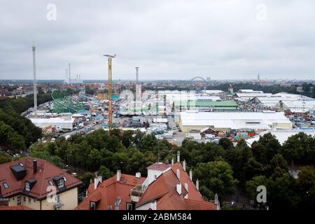 Blick vom Turm der Paulskirche über das Oktoberfest auf der Theresienwiese, eine Woche vor Beginn des Oktoberfestes. [Automatisierte Übersetzung] Stockfoto