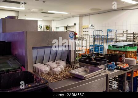 Eindruck von der Allianz Arena in München nach dem Ende des ersten Tages des Audi Cup 2019. Nach dem am Abend die Vorbereitungen für das nächste Spiel bereits beginnen. Das Bild zeigt die spülküche. [Automatisierte Übersetzung] Stockfoto