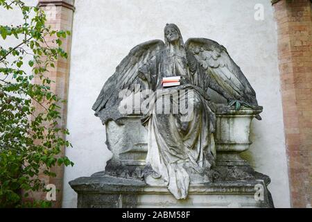 Stapel von Büchern auf einem Grab auf dem alten südlichen Friedhof in der Isarvorstadt. [Automatisierte Übersetzung] Stockfoto