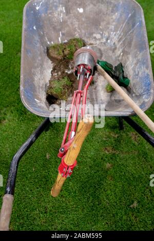 Eindruck von der Allianz Arena in München nach dem Ende des ersten Tages des Audi Cup 2019. Nach dem am Abend die Vorbereitungen für das nächste Spiel bereits beginnen. Das Bild zeigt die greenkeepers bei der Arbeit. [Automatisierte Übersetzung] Stockfoto