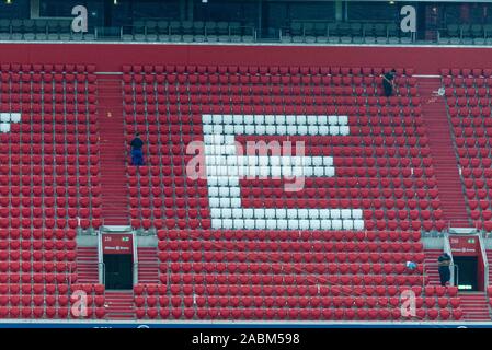 Eindruck von der Allianz Arena in München nach dem Ende des ersten Tages des Audi Cup 2019. Nach dem am Abend die Vorbereitungen für das nächste Spiel bereits beginnen. Das Bild zeigt eine leere Tribüne. [Automatisierte Übersetzung] Stockfoto