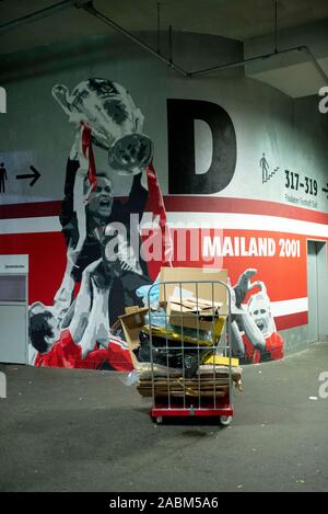 Eindruck von der Allianz Arena in München nach dem Ende des ersten Tages des Audi Cup 2019. Nach dem am Abend die Vorbereitungen für das nächste Spiel bereits beginnen. Im Bild der Müll wird entfernt. [Automatisierte Übersetzung] Stockfoto