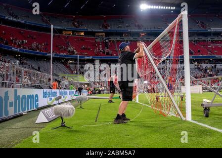 Eindruck von der Allianz Arena in München nach dem Ende des ersten Tages des Audi Cup 2019. Nach dem am Abend die Vorbereitungen für das nächste Spiel bereits beginnen. Das Bild zeigt die greenkeepers bei der Arbeit. [Automatisierte Übersetzung] Stockfoto