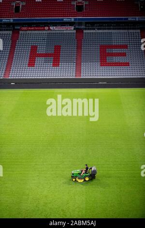 Eindruck von der Allianz Arena in München nach dem Ende des ersten Tages des Audi Cup 2019. Nach dem am Abend die Vorbereitungen für das nächste Spiel bereits beginnen. Das Bild zeigt die greenkeepers bei der Arbeit. [Automatisierte Übersetzung] Stockfoto