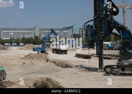 Baustelle am Hanns-Seidel-Platz in Neuperlach. Unter anderem wird hier ein Gemeindezentrum gebaut werden, zusammen mit einem sozialen Zentrum und den Geschäften. Im Bild der Blick von der Von-Knoeringen-Straße. [Automatisierte Übersetzung] Stockfoto