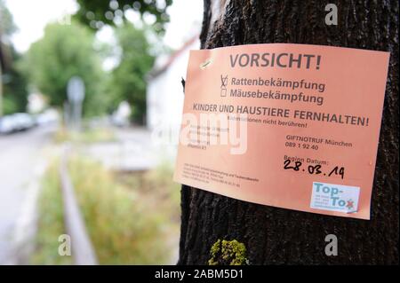 Ein schädling Controller der Firma 'Top-Tox' legt die rattenfallen an der Perlacher Bach im Bezirk Ramersdorf-Perlach. Ein entsprechendes Hinweisschild "Vorsicht vor Ratten". [Automatisierte Übersetzung] Stockfoto