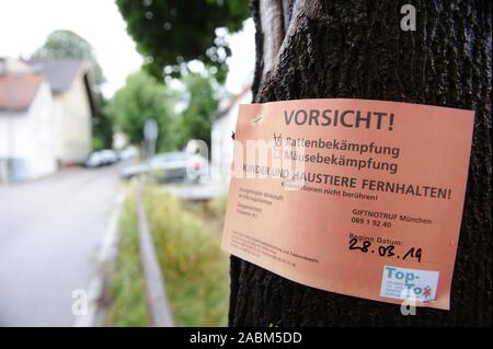 Ein schädling Controller der Firma 'Top-Tox' legt die rattenfallen an der Perlacher Bach im Bezirk Ramersdorf-Perlach. Ein entsprechendes Hinweisschild "Vorsicht vor Ratten". [Automatisierte Übersetzung] Stockfoto