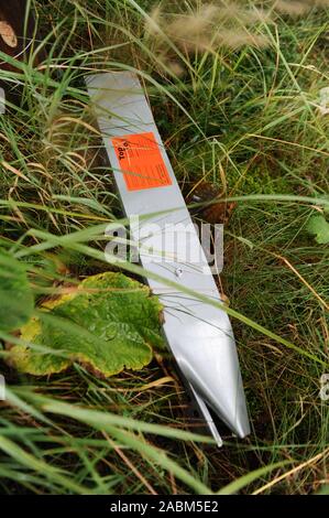 Ein schädling Controller der Firma 'Top-Tox' legt die rattenfallen an der Perlacher Bach im Bezirk Ramersdorf-Perlach. [Automatisierte Übersetzung] Stockfoto