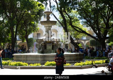 Die guatemaltekische Mädchen mit typischen Kostüm Verkauf Stockfoto