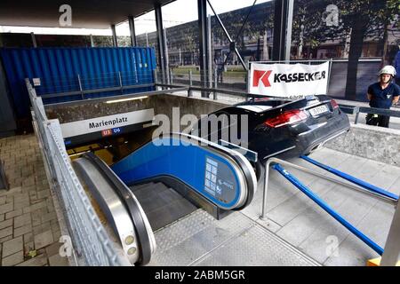 Durch die spezielle Baustelle Situation am Marienhof, ein französisches Paar verwirrt Eine u-bahn Ausgang mit einem Eingang zum Parkplatz und haben ihr Fahrzeug stecken auf der Treppe zur U-Bahn. Die Feuerwehr, eine abschleppfirma und die Polizei das Fahrzeug und wieder nach oben ziehen. [Automatisierte Übersetzung] Stockfoto