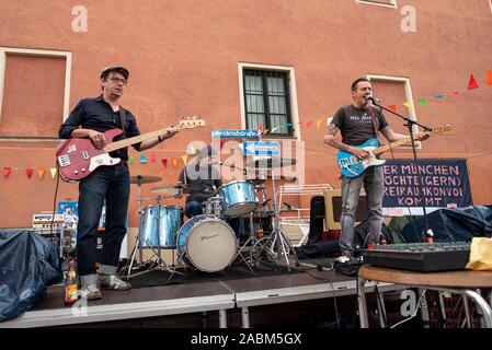 Bewohner bei der Tavolata Street Festival im Münchner Westend mit einer langen Tafel, die aus dem Ligsalz 9 Wohnprojekt erstreckt sich auf die experimentelle kultureller Treffpunkt Kösk um die Ecke. [Automatisierte Übersetzung] Stockfoto