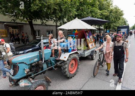 Der stadtpark Olga', der freie Platz Konvoi der Olga wagen Park, über Implerstrasse Richtung Westend am Samstag, August 3, 2019 Für mehr kreativen Freiraum in der Stadt zu demonstrieren. [Automatisierte Übersetzung] Stockfoto