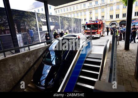 Durch die spezielle Baustelle Situation am Marienhof, ein französisches Paar verwirrt Eine u-bahn Ausgang mit einem Eingang zum Parkplatz und haben ihr Fahrzeug stecken auf der Treppe zur U-Bahn. Die Feuerwehr, eine abschleppfirma und die Polizei das Fahrzeug und wieder nach oben ziehen. [Automatisierte Übersetzung] Stockfoto