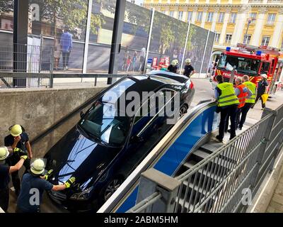 Durch die spezielle Baustelle Situation am Marienhof, ein französisches Paar verwirrt Eine u-bahn Ausgang mit einem Eingang zum Parkplatz und haben ihr Fahrzeug stecken auf der Treppe zur U-Bahn. Die Feuerwehr, eine abschleppfirma und die Polizei das Fahrzeug und wieder nach oben ziehen. [Automatisierte Übersetzung] Stockfoto