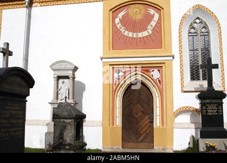 Sonnenuhr über dem Portal der Kirche St. Wolfgang in Pipping. [Automatisierte Übersetzung] Stockfoto