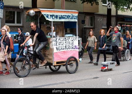 Der stadtpark Olga', der freie Platz Konvoi der Olga wagen Park, über Implerstrasse Richtung Westend am Samstag, August 3, 2019 Für mehr kreativen Freiraum in der Stadt zu demonstrieren. [Automatisierte Übersetzung] Stockfoto