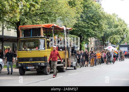 Der stadtpark Olga', der freie Platz Konvoi der Olga wagen Park, über Implerstrasse Richtung Westend am Samstag, August 3, 2019 Für mehr kreativen Freiraum in der Stadt zu demonstrieren. [Automatisierte Übersetzung] Stockfoto