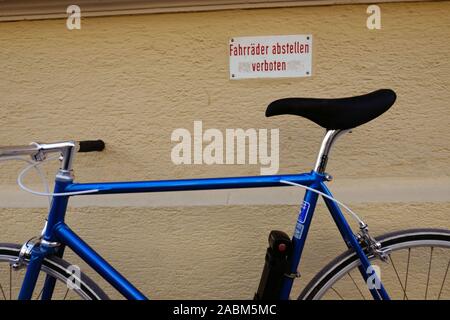 Verbotsschilder in der liberalen Glockenbachviertel nicht immer die gewünschte Wirkung zeigen, wie diese geparkten Fahrrad zeigt. [Automatisierte Übersetzung] Stockfoto