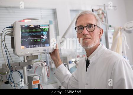 Chefarzt der Klinik für Neonatologie, Kinder- und Jugendmedizin Prof. Dr. med. Marcus Krüger am Monitor für Heartbeat am Harlaching Klinik in München. [Automatisierte Übersetzung] Stockfoto