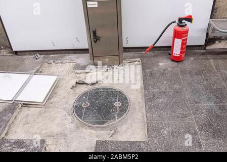 Modernisierung der Arbeit in der U-Bahn S-Bahn von München Hauptbahnhof während der nächtlichen Schließung der Hauptleitung am Wochenende. Den Austausch des beschädigten Bodenplatten, die stolperfallen können für Passagiere werden, ist eine der teuren, aber wichtige Sanierungsmaßnahmen. [Automatisierte Übersetzung] Stockfoto