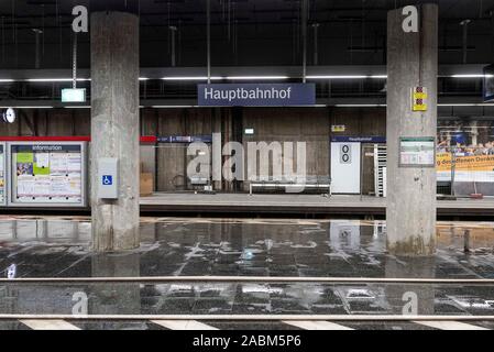 Modernisierung der Arbeit in der U-Bahn S-Bahn von München Hauptbahnhof während der nächtlichen Schließung der Hauptleitung am Wochenende. [Automatisierte Übersetzung] Stockfoto