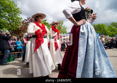 Die Loisachthaler (blau Dirndl) und der Raintaler (rot Dirndl) Trachtler sowie die Chilenische Folkloregruppe Puelche wird bei der Eröffnung der Auer Maidult am Münchner Mariahilfplatz Tanz. [Automatisierte Übersetzung] Stockfoto