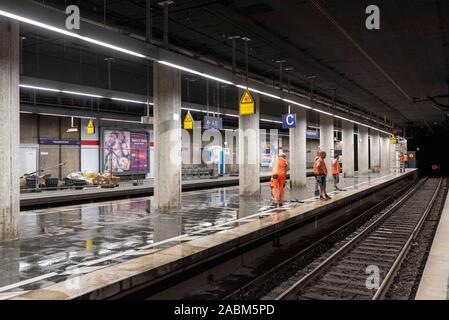 Modernisierung der Arbeit in der U-Bahn S-Bahn von München Hauptbahnhof während der nächtlichen Schließung der Hauptleitung am Wochenende. [Automatisierte Übersetzung] Stockfoto