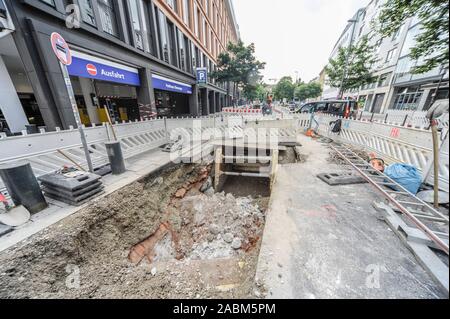 Die Stadtwerke sind die fernkälte Netzwerk von der Münchener Süden baut Blockheizkraftwerk in die Innenstadt und zur Festlegung einer fernkälte Pipeline in Oberanger. Bis Ende November 2019, Auto Verkehr im südlichen Rosental ist stark beeinträchtigt. Eine Verzögerung verursacht wurde, durch eine konkrete Besetzung der alten Stadt stream, durch die die Leitungen waren ursprünglich verlegt werden. Der Beton muss zuerst entfernt werden. [Automatisierte Übersetzung] Stockfoto