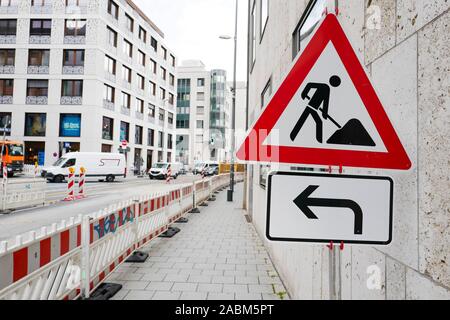 Die Stadtwerke sind die fernkälte Netzwerk von der Münchener Süden baut Blockheizkraftwerk in die Innenstadt und zur Festlegung einer fernkälte Pipeline in Oberanger. Bis Ende November 2019, Auto Verkehr im südlichen Rosental ist stark beeinträchtigt. [Automatisierte Übersetzung] Stockfoto