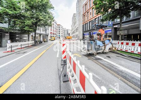 Die Stadtwerke sind die fernkälte Netzwerk von der Münchener Süden baut Blockheizkraftwerk in die Innenstadt und zur Festlegung einer fernkälte Pipeline in Oberanger. Bis Ende November 2019, Auto Verkehr im südlichen Rosental ist stark beeinträchtigt. [Automatisierte Übersetzung] Stockfoto