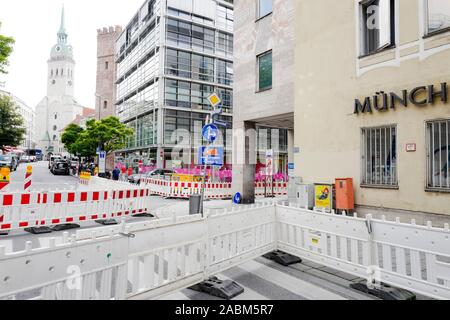 Die Stadtwerke sind die fernkälte Netzwerk von der Münchener Süden baut Blockheizkraftwerk in die Innenstadt und zur Festlegung einer fernkälte Pipeline in Oberanger. Bis Ende November 2019, Auto Verkehr im südlichen Rosental ist stark beeinträchtigt. [Automatisierte Übersetzung] Stockfoto