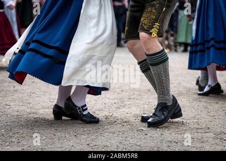 Die Loisachthaler (blau Dirndl) und der Raintaler (rot Dirndl) Trachtler Tanz am Münchner Mariahilfplatz für die Eröffnung des Auer Maidult. [Automatisierte Übersetzung] Stockfoto