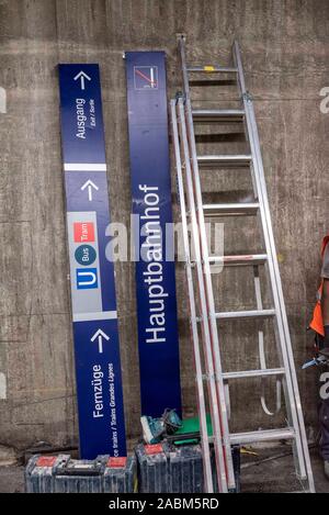 Modernisierung der Arbeit in der U-Bahn S-Bahn von München Hauptbahnhof während der nächtlichen Schließung der Hauptleitung am Wochenende. [Automatisierte Übersetzung] Stockfoto