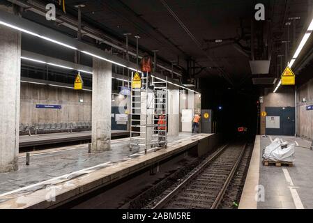 Modernisierung der Arbeit in der U-Bahn S-Bahn von München Hauptbahnhof während der nächtlichen Schließung der Hauptleitung am Wochenende. [Automatisierte Übersetzung] Stockfoto