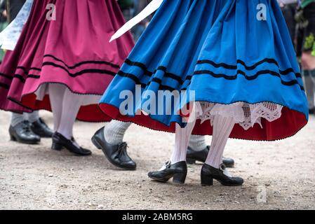 Die Loisachthaler (blau Dirndl) und der Raintaler (rot Dirndl) Trachtler Tanz am Münchner Mariahilfplatz für die Eröffnung des Auer Maidult. [Automatisierte Übersetzung] Stockfoto