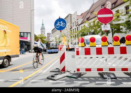 Die Stadtwerke sind die fernkälte Netzwerk von der Münchener Süden baut Blockheizkraftwerk in die Innenstadt und zur Festlegung einer fernkälte Pipeline in Oberanger. Bis Ende November 2019, Auto Verkehr im südlichen Rosental ist stark beeinträchtigt. [Automatisierte Übersetzung] Stockfoto