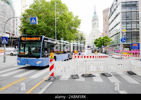 Die Stadtwerke sind die fernkälte Netzwerk von der Münchener Süden baut Blockheizkraftwerk in die Innenstadt und zur Festlegung einer fernkälte Pipeline in Oberanger. Bis Ende November 2019, Auto Verkehr im südlichen Rosental ist stark beeinträchtigt. [Automatisierte Übersetzung] Stockfoto