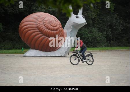 Das schneckentempo Skulptur weet Brown Schnecke' Vor dem Verkehrszentrum des Deutschen Museums. Im Vordergrund die High-End-E-Bike Superdelite GT Rohloff HS des Herstellers Riese und Müller. Die pressedienstes - Fahrrad GmbH die "Fahrrad-Trends für 2020 präsentiert. [Automatisierte Übersetzung] Stockfoto