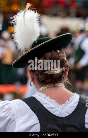 Die Loisachthaler (blau Dirndl) und der Raintaler (rot Dirndl) Trachtler Tanz am Münchner Mariahilfplatz für die Eröffnung des Auer Maidult. [Automatisierte Übersetzung] Stockfoto