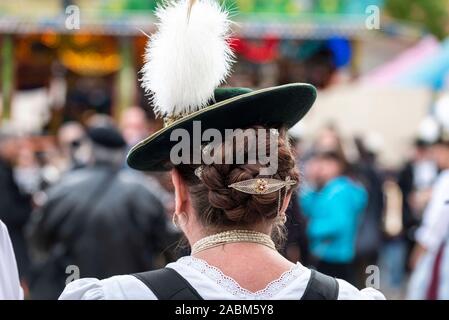 Die Loisachthaler (blau Dirndl) und der Raintaler (rot Dirndl) Trachtler Tanz am Münchner Mariahilfplatz für die Eröffnung des Auer Maidult. [Automatisierte Übersetzung] Stockfoto