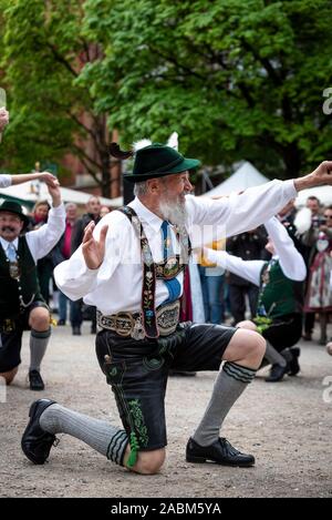 Die Loisachthaler (blau Dirndl) und der Raintaler (rot Dirndl) Trachtler Tanz am Münchner Mariahilfplatz für die Eröffnung des Auer Maidult. [Automatisierte Übersetzung] Stockfoto