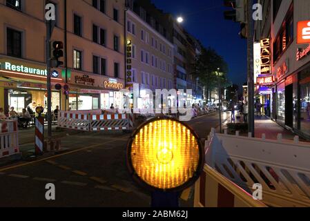 Straßenszene in der nocturnally beleuchtete Schillerstraße in der Nähe von München Hauptbahnhof. [Automatisierte Übersetzung] Stockfoto