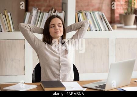 Ruhe weiblichen kaukasischen Schüler Entspannen auf bequemen Stuhl. Stockfoto