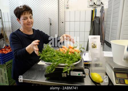 Elisabeth Schamberger, der Geschäftsführer der familiengeführte Gemüseanbau business, wiegt Karotten in den Verkaufsraum. [Automatisierte Übersetzung] Stockfoto